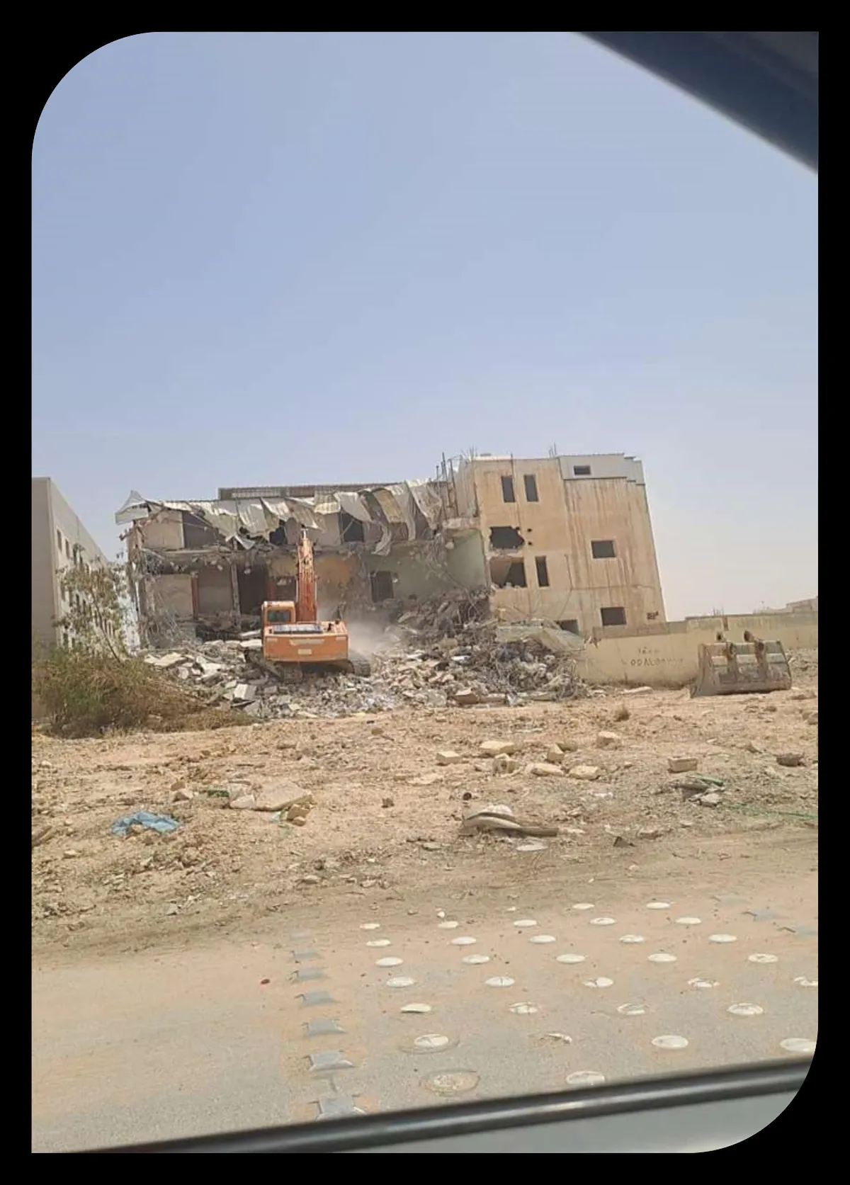 إزالة الأنقاض بالرياض - أعمال هدم وتكسير المباني وتطهير المواقع وتنظيف الأنقاض الخرسانية بالرياض